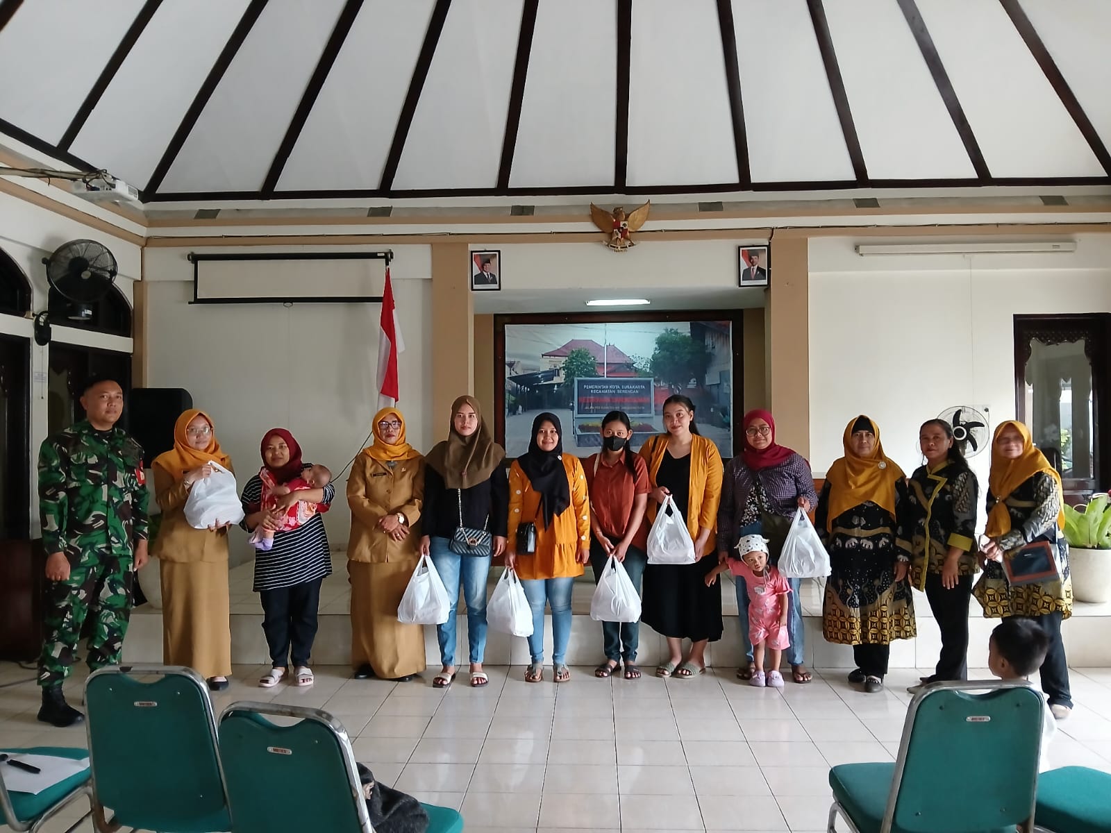Peran Serta Babinsa Danukusuman Pembagian Bantuan Pangan Anak Stunting