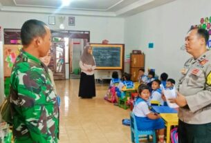 Sambangi Sekolah TK Tunas Mekar, Babinsa Nusukan Bangkitkan Semangat Dan Berikan Motivasi Rajin Belajar