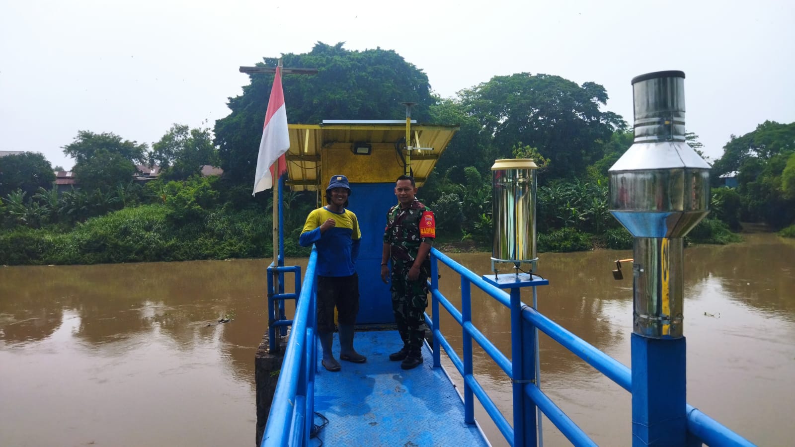 Antisipasi Bencana Banjir Babinsa Pucangsawit Cek Kondisi Air Sungai di Pos Pantau Jurug