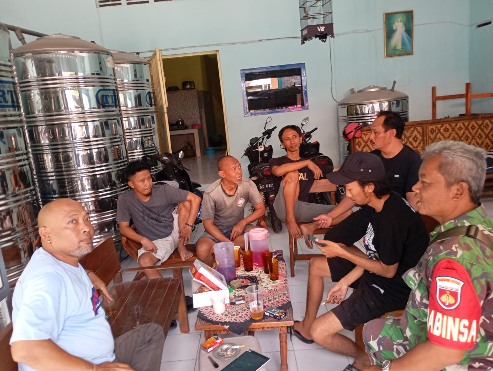 Babinsa Serengan Berinteraksi Dengan Warganya, Selipkan Jaga Keamanan dan kebersihan Lingkungan