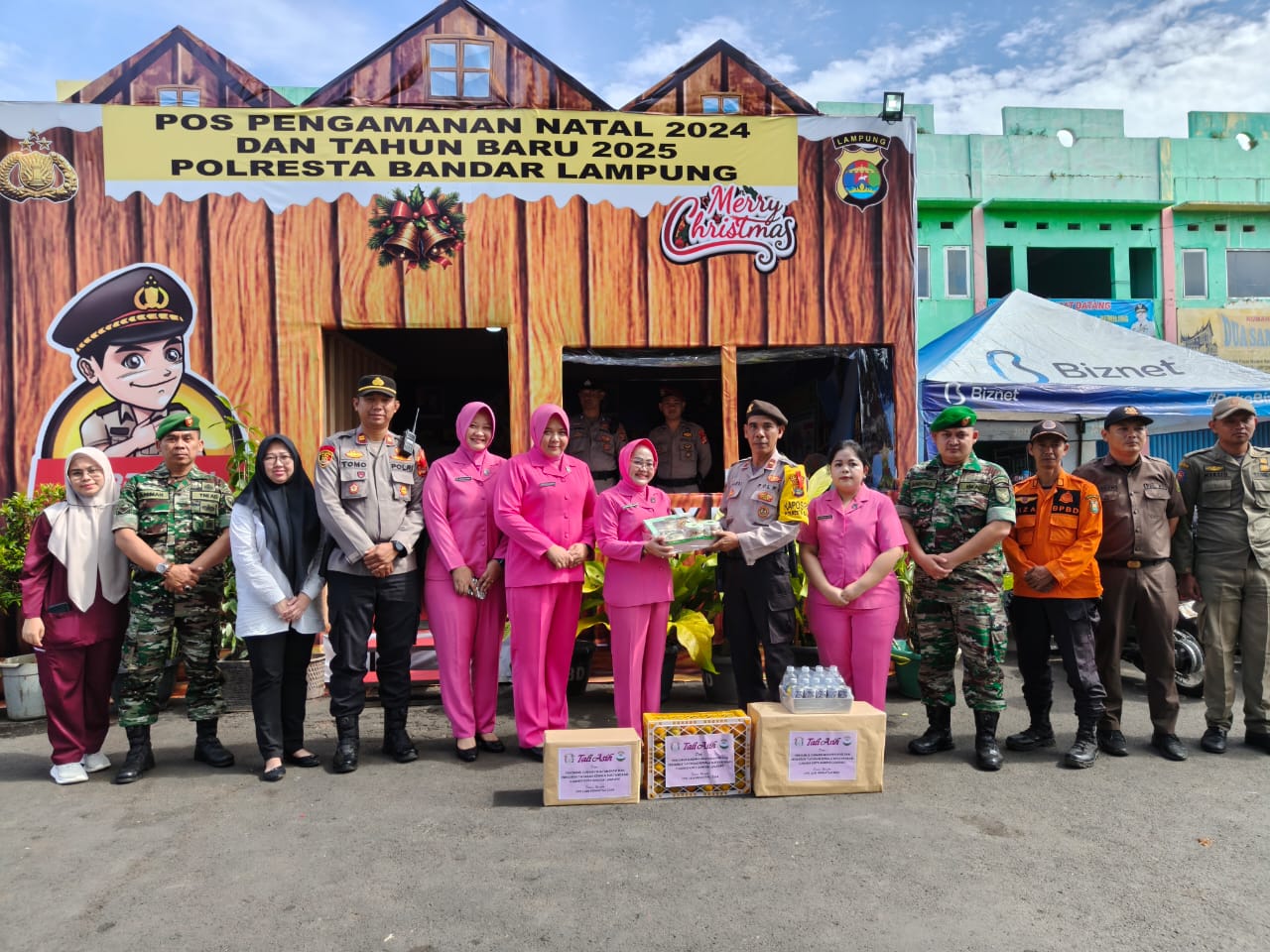 Berikan Dukungan Moral, Bhayangkari Berikan Tali Asih kepada Personel Pospam Nataru di Bandar Lampung