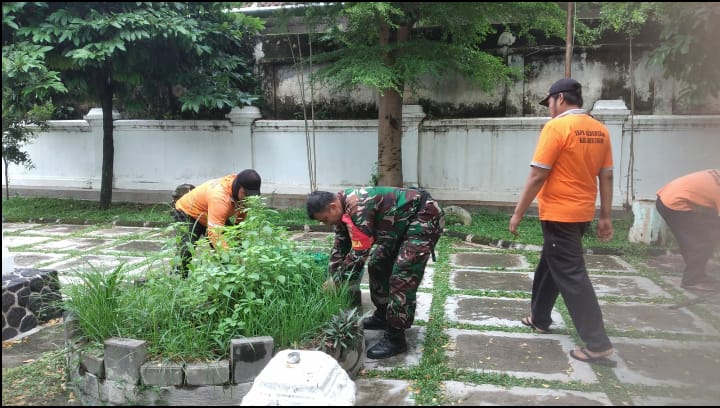 Gandeng Tim Saberling, Koramil 02/Banjarsari Laksanakan Pembersihan Lingkungan Dan Sarana Umum