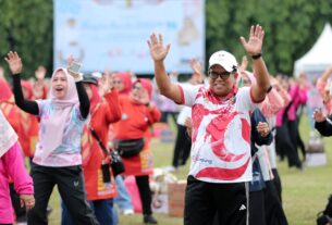 Pj. Gubernur Samsudin dan Ibu Maidawati Ikuti Senam Bersama dalam Rangka Puncak Hari Ibu ke- 96 Tahun 2024