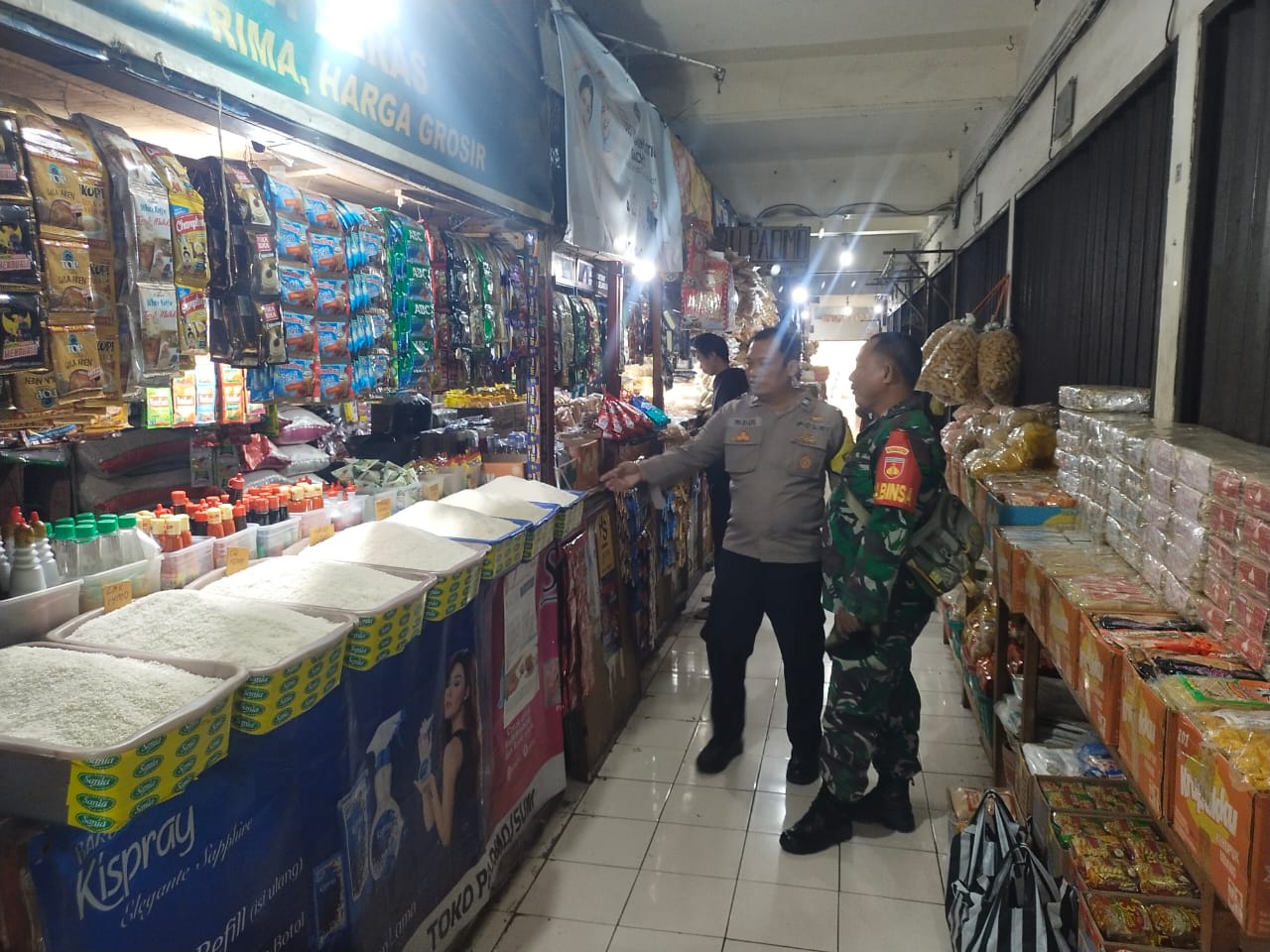 Jelang Nataru, Babinsa Nusukan Bersama Bhabinkamtibmas Cek Harga Sembako di Pasar Tradisional Nusukan, Yakinkan Harga Tetap Stabil