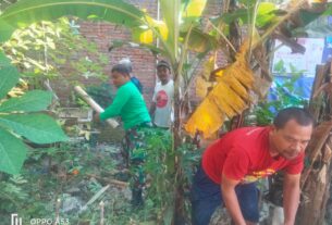 Kerja Bakti Bersama Masyarakat Sebagai Bentuk Peduli Babinsa Jebres Terhadap Lingkungan