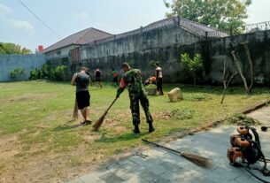 Peduli Kebersihan Lingkungan, Babinsa Sumber Bersama Tim Saberling Laksanakan Kerja Bakti