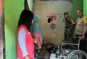 Peduli Terhadap Warga Binaan, Babinsa Karangasem Dampingi PMI Berikan Bantuan Kursi Roda