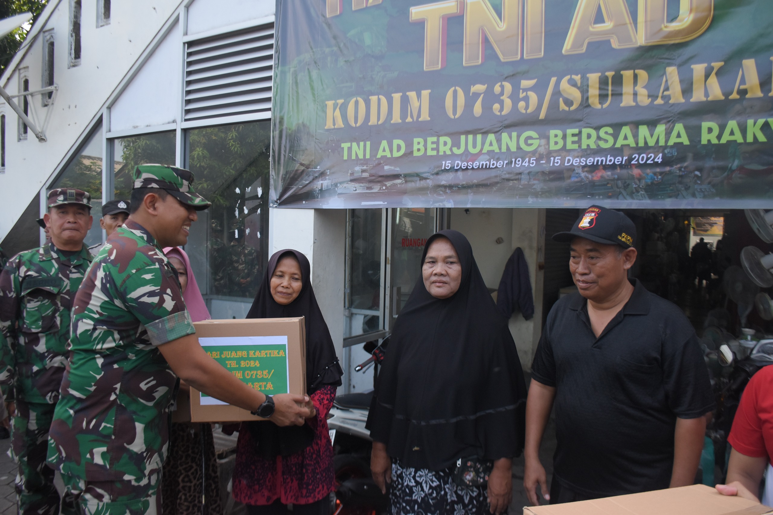 Peringati Hari Juang TNI AD Ke-79, Kodim 0735/Surakarta Gelar Karya Bakti Pembersihan Pasar Dan Bantuan Paket Sembako