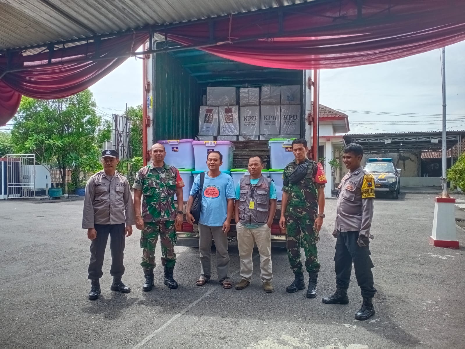 Petugas Gabungan Lakukan Pengawasan Dan Pengamanan Pendistribusian Logistik Pemilu