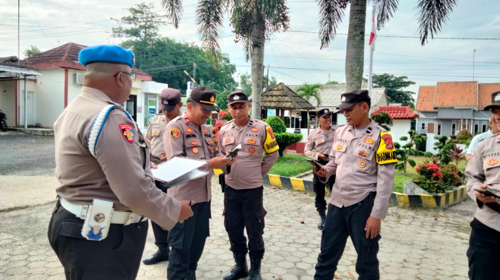 Polsek Lambu Kibang Gelar Gaktibplin, Lakukan Pemeriksaan HP Personel Pastikan Bebas Judi Online