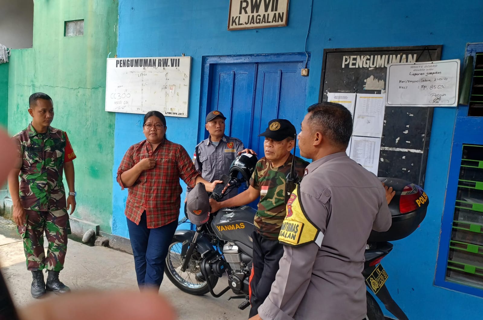 Yakinkan Wilayah Tetap Aman Dan Kondusif Pasca Pilkada, Babinsa Jagalan Bersama Bhabinkamtimas Laksanakan Patroli