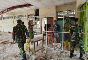 Anggota Koramil 03/Serengan Bersama Warga Kerja Bakti Gedung Balai Kampung yang Roboh