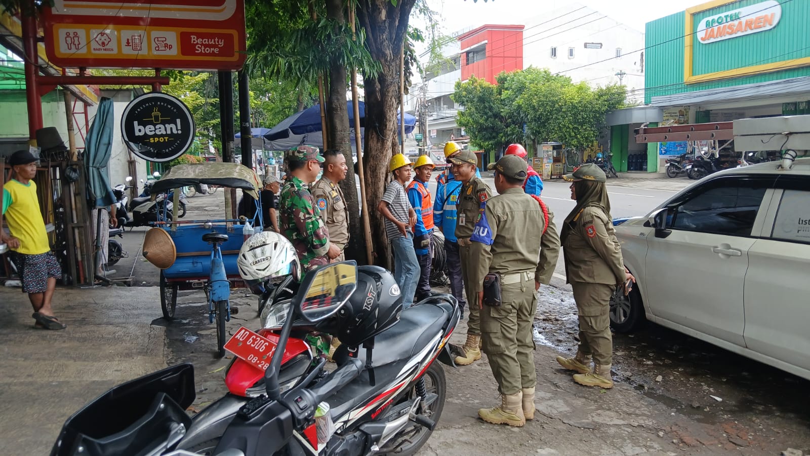 Babinsa Kratonan Bersinergi Dengan PLN Dalam Penanganan Aduan Warga terkait Kabel Listrik  