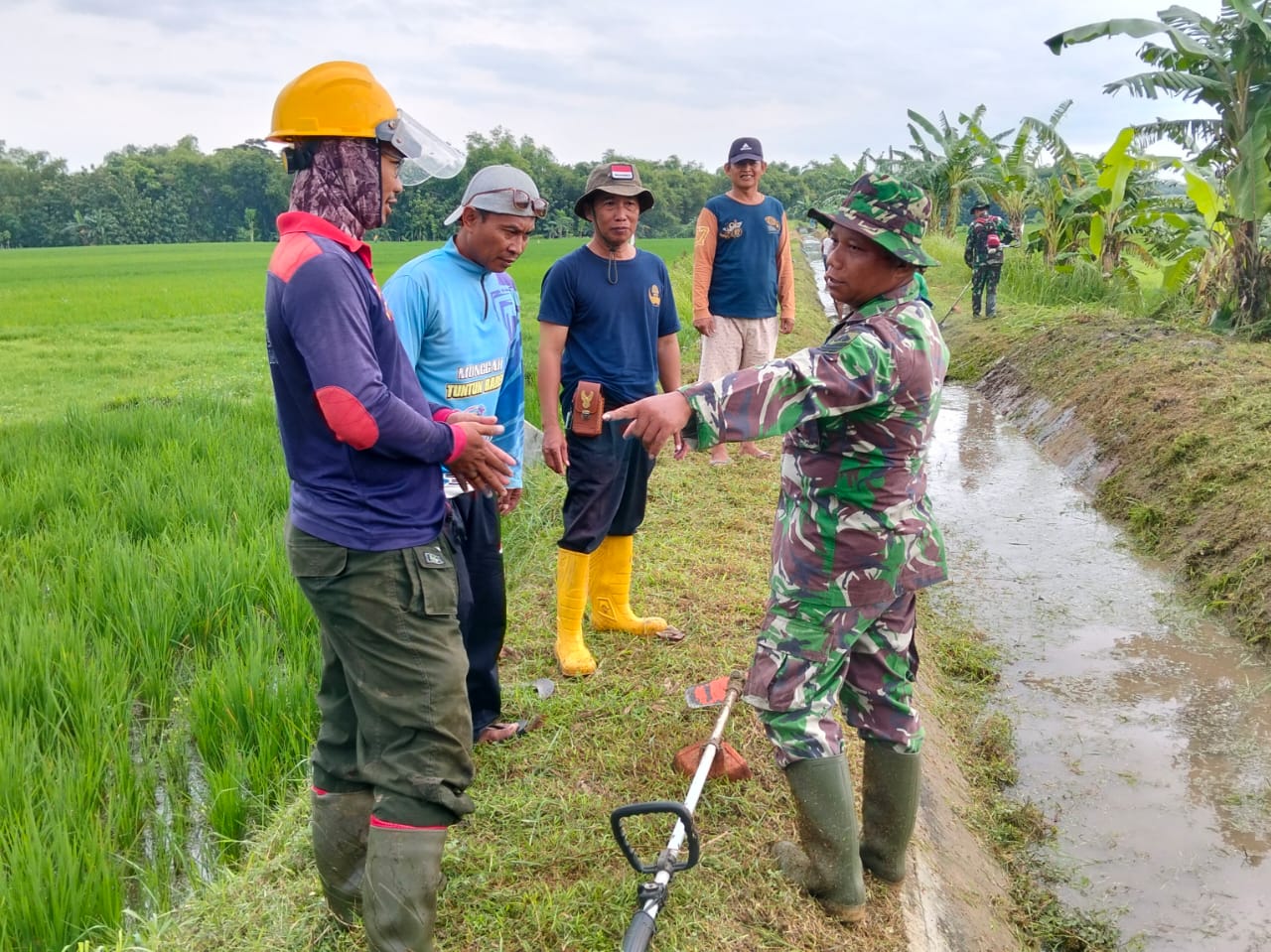 Babinsa Nogosari Bantu Optimalkan Saluran Irigasi Untuk Petani