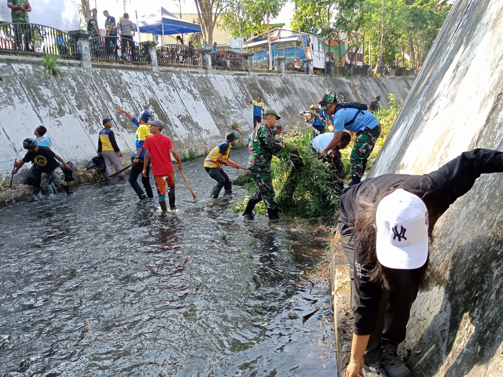 Bersihkan Kali Pepe, Babinsa Ketelan Berharap Tidak Terjadi Banjir Dan Luapan Air Saat Hujan Tiba