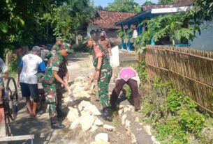 Cegah Luapan Air Babinsa Kerja Bakti Bangun Talud Jalan