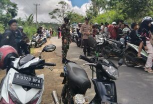 Kolaborasi Bhabinkamtibmas Polres Tanggamus dan Babinsa Amankan Jalur Pemasangan Dinding Penahan Jalan di Ulu Belu