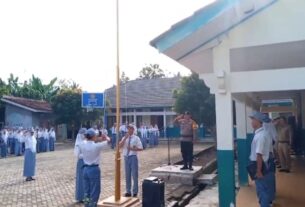 Jadi Pembina Upacara di SMAN 1 Bulok, Bhabinkamtibmas Polsek Pugung Berikan Pesan Kamtibmas