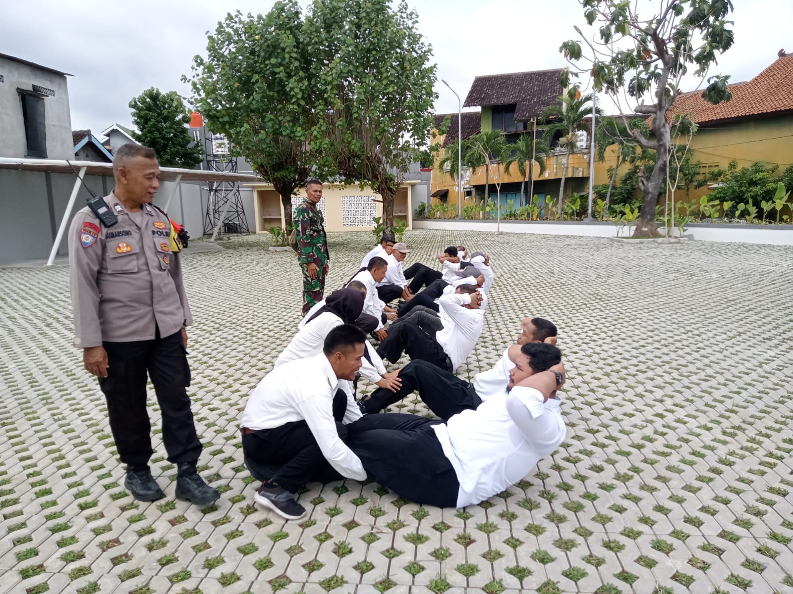 Linmas Kelurahan Sumber Digembleng Latihan Fisik Dan PBB Oleh Babinsa, Ini Tujuannya
