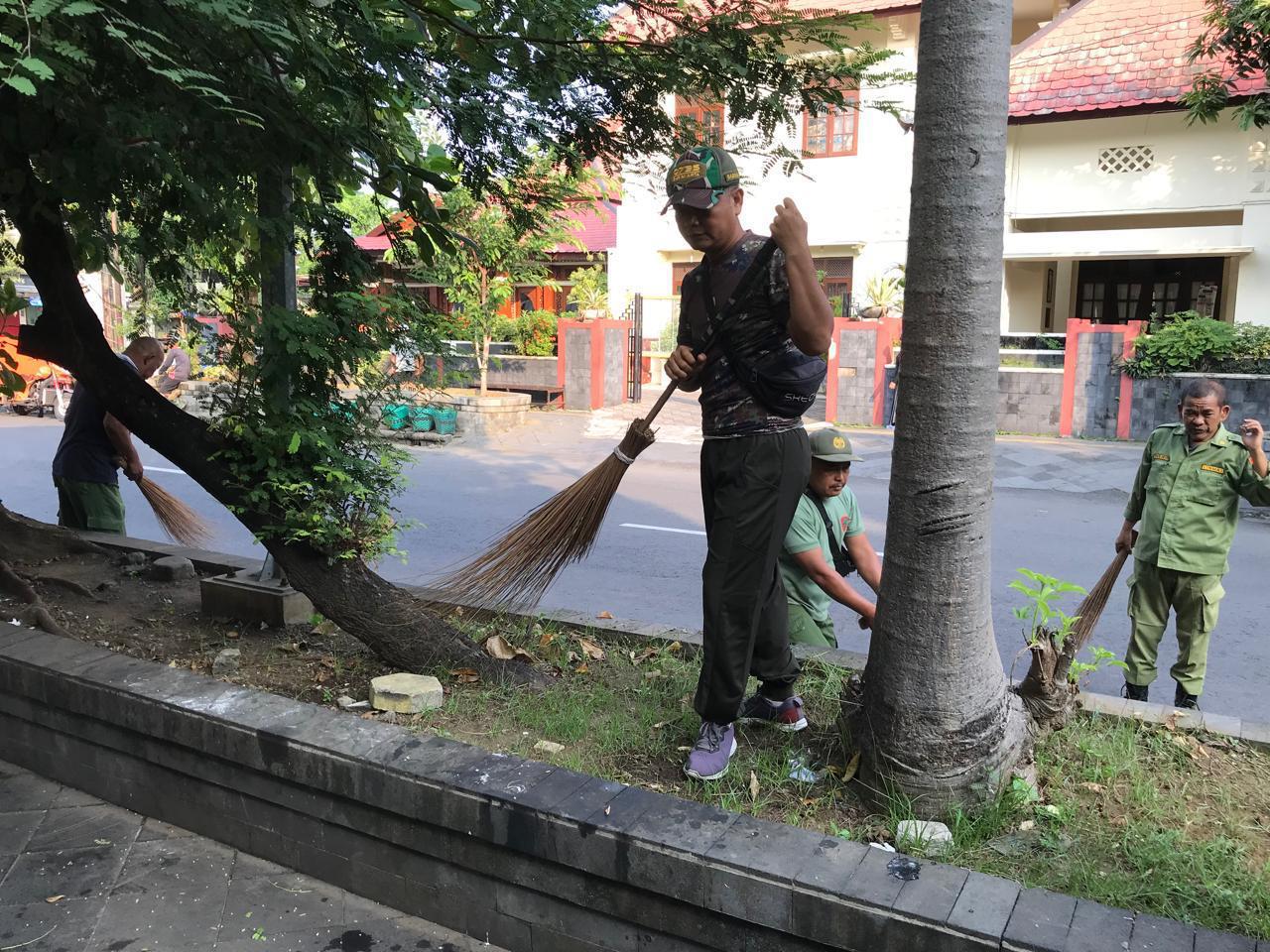 Peduli Terhadap Kebersihan, Babinsa Kepatihan Wetan Pelopori Kerja Bakti Area Umum Jalan Dan Trotoar