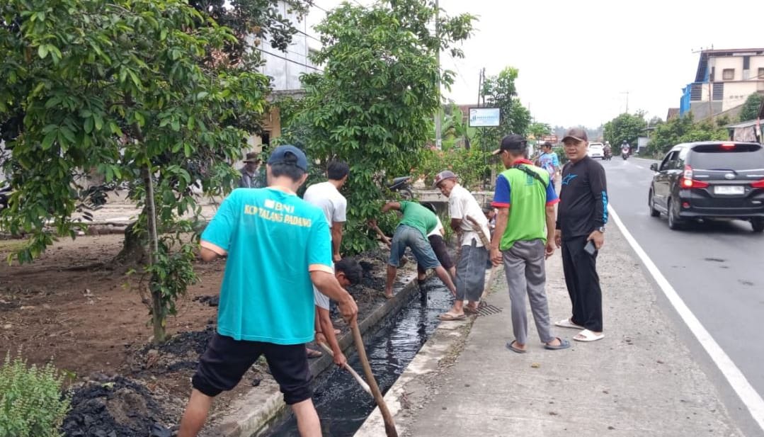Menjelang HUT Pekon Sukanegeri jaya, aparatur dan warga Gotong royong