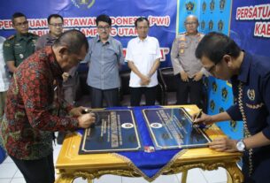 Pj Bupati Bersama Ketua PWI Lampung Tandatangani Prasasti Balai Wartawan Effendi Yusuf