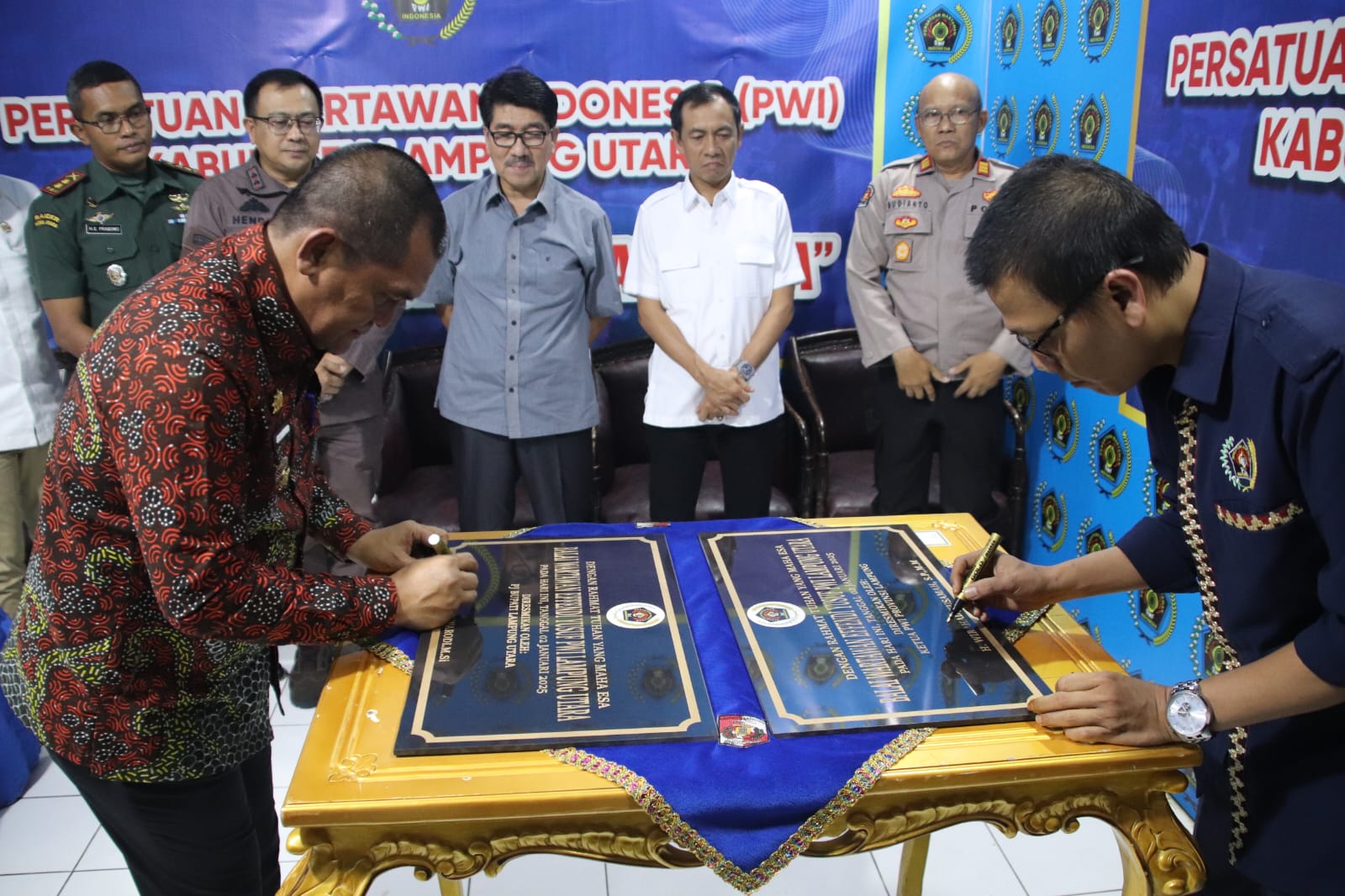 Pj Bupati Bersama Ketua PWI Lampung Tandatangani Prasasti Balai Wartawan Effendi Yusuf