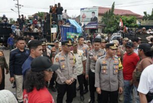 Ratusan Personel Polres Lampura Amankan Aksi Damai Petani Singkong