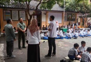 Sambangi SDN Sampangan, Babinsa Pasar Kliwon Berikan Motivasi Dan Tingkatkan Semangat Belajar Siswa