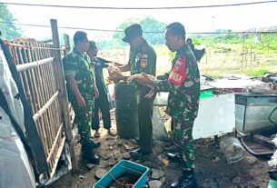 Tingkatkan Perekonomian Berbasis Peternakan, Danramil 05/Pasar Kliwon Berikan Bantuan Bibit Itik Kepada Warga