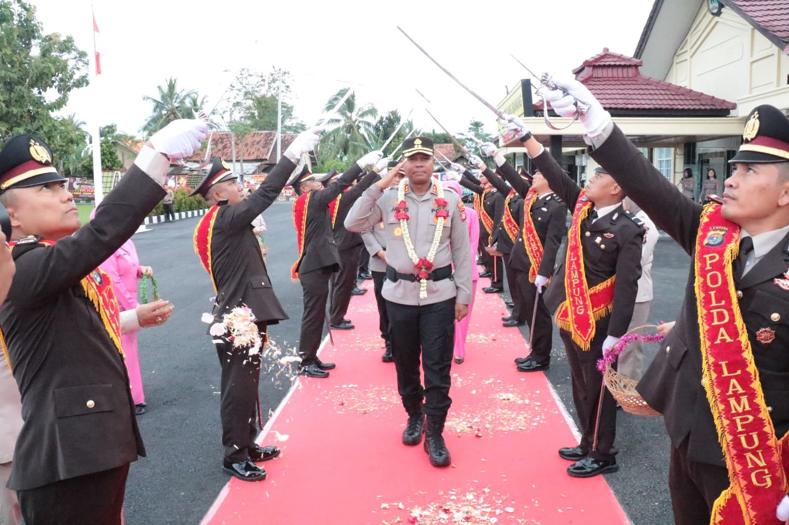 Tradisi Welcome And Farewell Parade Sambut Kapolres Tulang Bawang