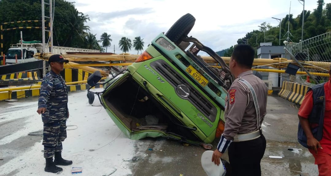 Truk Bermuatan Sagu Terguling di Pelabuhan Bakauheni