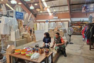 Babinsa Belajar Cara Buat Batik Tulis di Toko Batik Benang Ratu