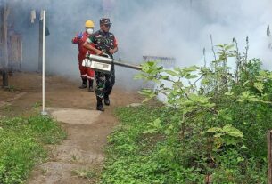 Babinsa Sambi Aktif Bantu Puskesmas Basmi Sarang Nyamuk