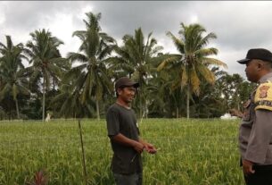 Bhabinkamtibmas Polres Tanggamus Sambangi Petani di Sumberejo dalam Program Ketahanan Pangan 2025
