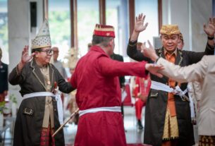 Pj. Gubernur Samsudin dan Ibu Maidawati Ikuti Prosesi Lanjutan Pemberian Gelar Adat oleh Majelis Penyimbang Adat Lampung di Mahan Agung