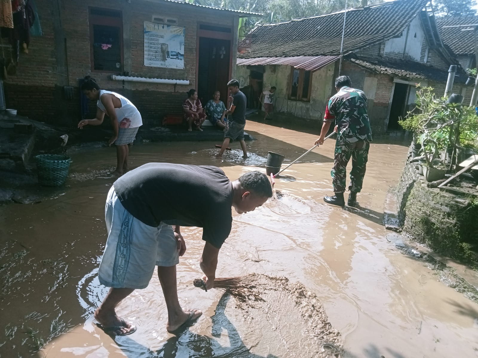Danramil 05/Pasar Kliwon Dan Babinsa Sangkrah Terjun Langsung ke Lokasi Bantu Evakuasi Warga Akibat Banjir
