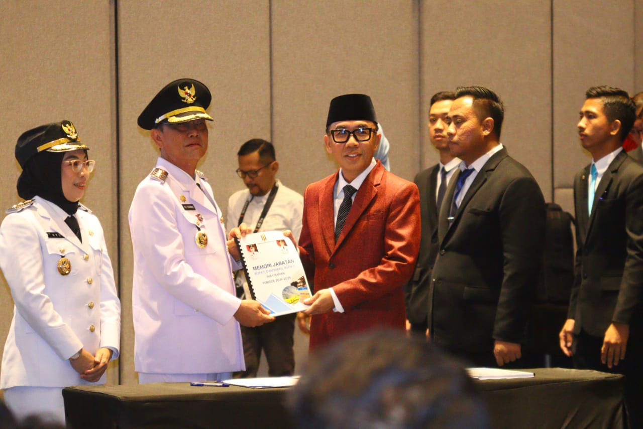 Raden Adipati Surya Serahkan Jabatan Bupati Way Kanan Kepada Ali Rahman