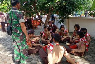 Keren..!! Babinsa Gilingan Tanamkan Disiplin Kepada Siswa - Siswi SMAN 2 Surakarta Dengan Pembinaan Pramuka