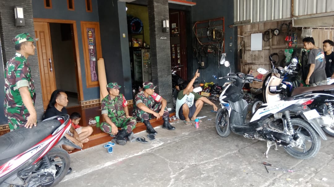 Babinsa Himbau Warga Jaga Kesehatan di Musim Hujan