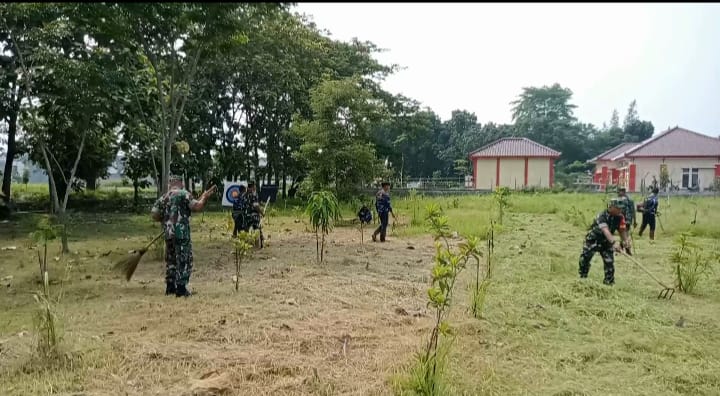 Babinsa Pimpin Kerja Bakti Pembersihan Hutan Kota, Lestarikan Lingkungan dan Jalin Keakraban
