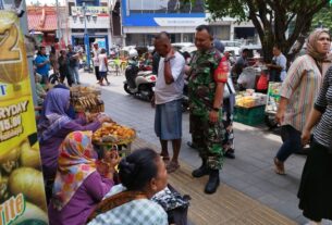 Bincang Santai Jelang Idul Fitri 1446 H Babinsa Sudiroprajan Dengan Perangkat Pasar Gede Bahas Keamanan Dan Ketertiban Pasar