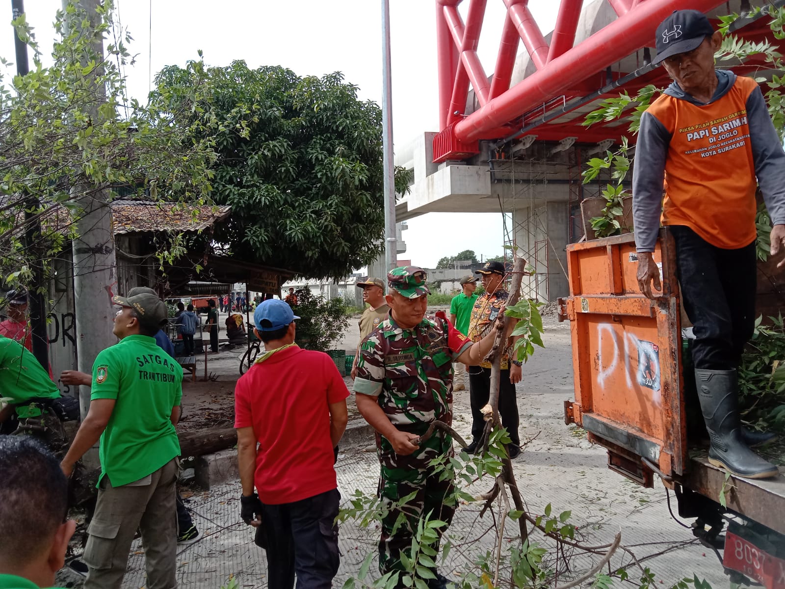 Guyub Rukun, Babinsa Joglo Bersama Staf Kelurahan Dan Saberling Serta Warga Masyarakat Bersihkan Area Palang Joglo
