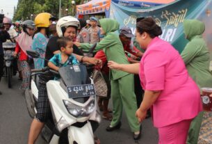 Sinergi bersama, TNI-Polri di Bojonegoro berbagi Takjil untuk Masyarakat