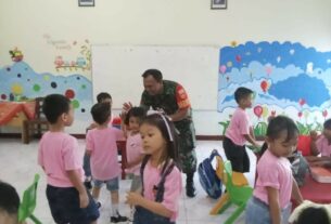 Ramah Dan Humanis, Babinsa Sudiroprajan Bantu Pendistribusian Makan Bergizi Gratis di SD Warga