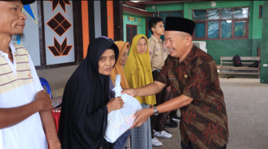 Usai pelaksanaan Program pesantren kilat SMKN 1 Talangpadang, berbagi berkah kepada Siswa