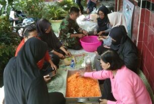 Bentuk Rasa Kepedulian, Babinsa Bersama Relawan BPBD Bantu Dirikan Dapur Umum Untuk Warga Korban Banjir