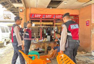 Satuan Samapta Polres Tulang Bawang Gelar Patroli Jalan Kaki dan Sosialisasikan Layanan Hotline 110