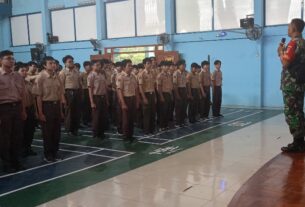 Tanamkan Kedisiplinan Dan Karakter, Babinsa Gilingan Latihkan PBB di SMK Negeri 2 Surakarta
