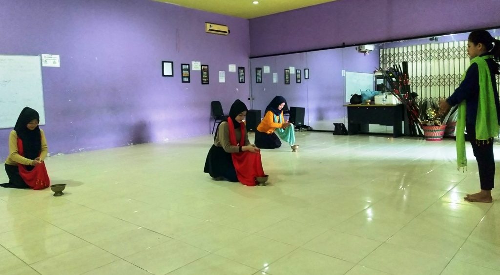 Pembelajaran Tari Radap Rahayu di Lentera Tari Hima Pendidikan Sendratasik FKIP Universitas Lambung Mangkurat Banjarmasin